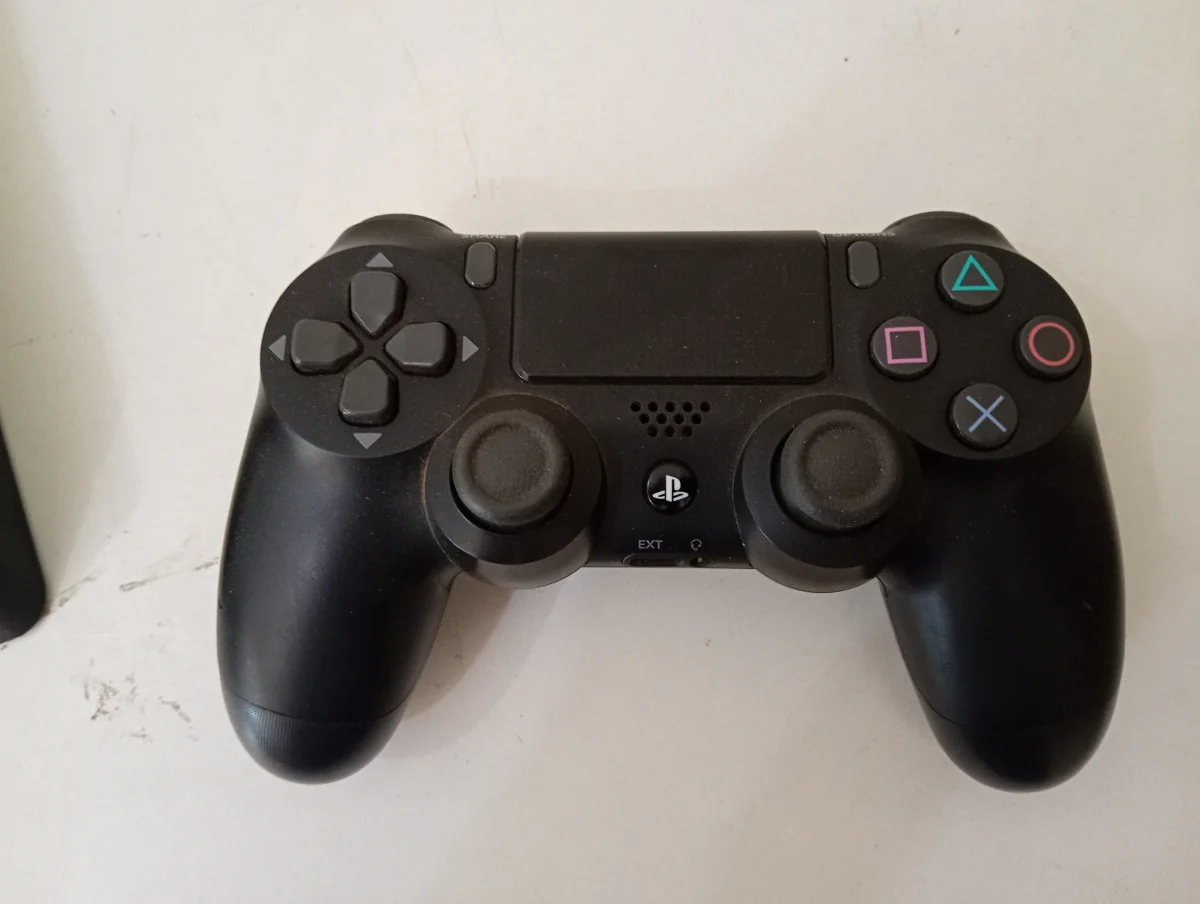 Foto 4 de Juego Electronico Ps4 Marca Sony Modelo Cuh-2215 Disco Duro 1.000 Gb Con Control Sin Caja Usado En Buen Estado Acc Con Cable PowerCable HdmiCable UsbDisco Battlefield