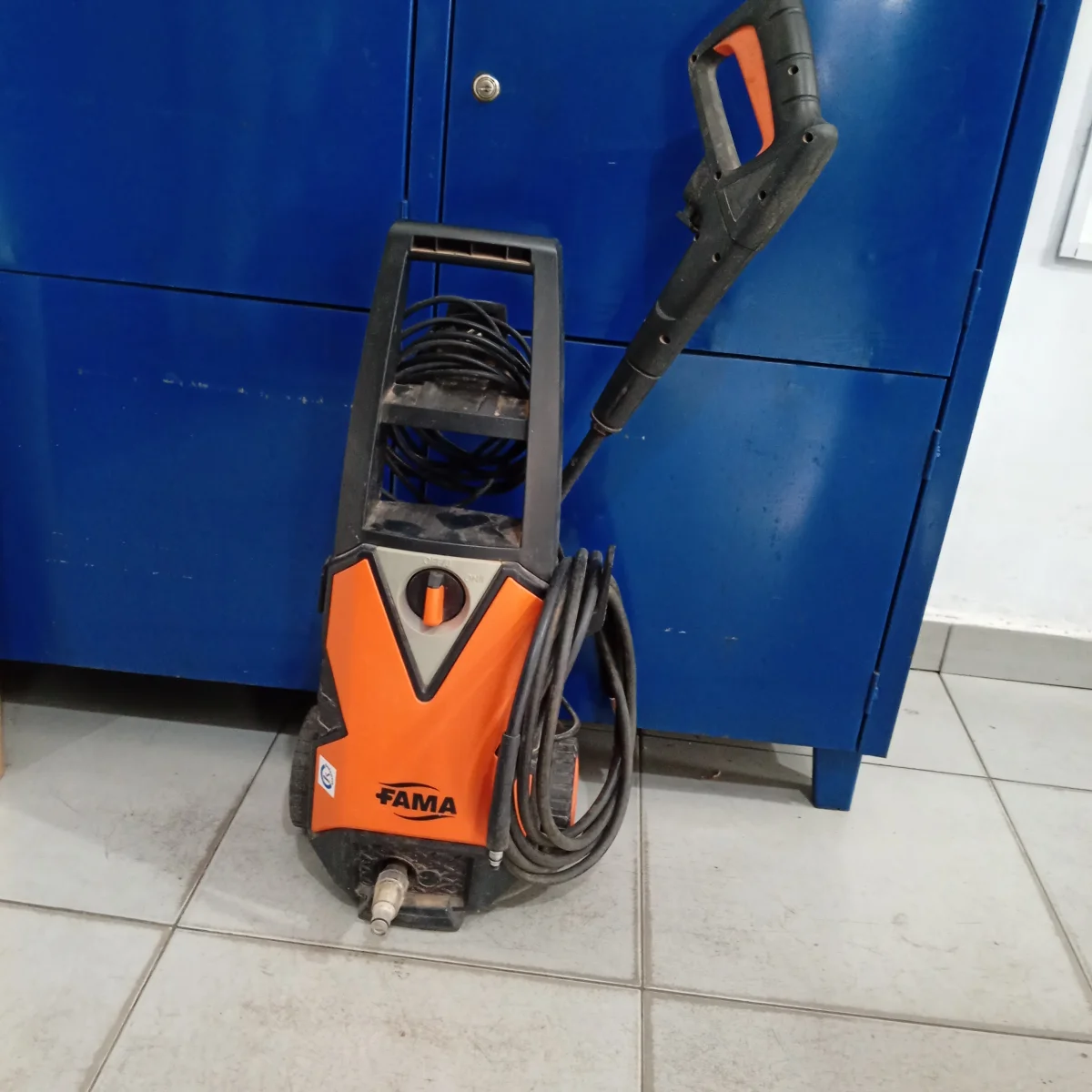 Foto 2 de Hidro Lavadora Marca Fama Modelo Hf -100 Usado En Buen Estado Acc Manguera Y Pistola Regulable Rueda De Transporte