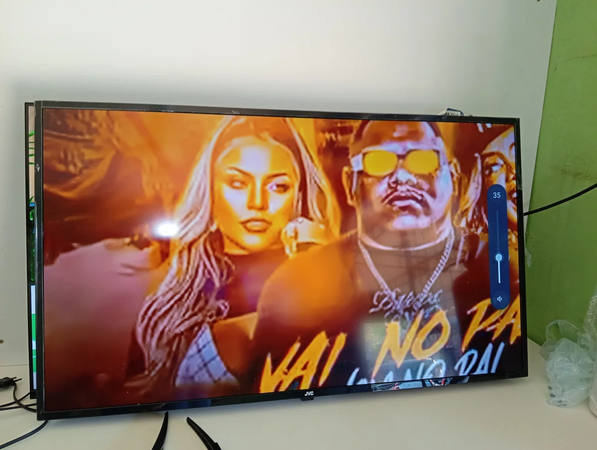 Televisor Led Smart De 43 '' Marca Jvc Modelo Lt-43km348 Con Control Usado En Buen Estado Acc Patitas