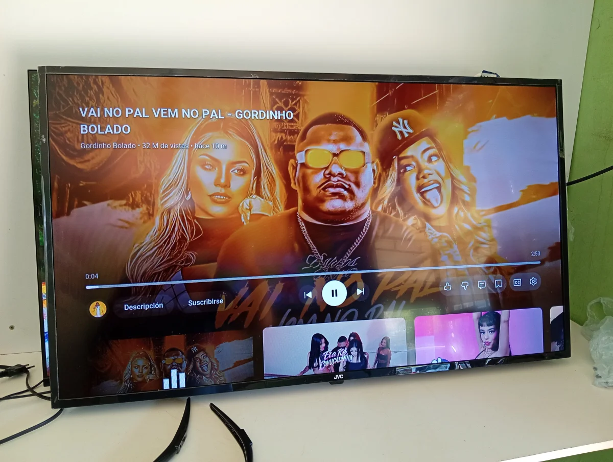 Foto 2 de Televisor Led Smart De 43 '' Marca Jvc Modelo Lt-43km348 Con Control Usado En Buen Estado Acc Patitas