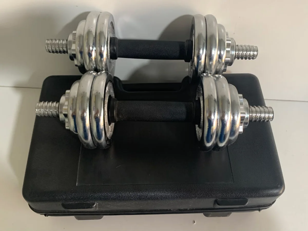 Foto 3 de Juego De Pesas Con Mancuerna Cap 30 Kg. Marca Athletic Modelo No Tiene Acc 4 Piezas De 05 7 Piezas De 1kgDos Mancuernas Cuatro Seguros
