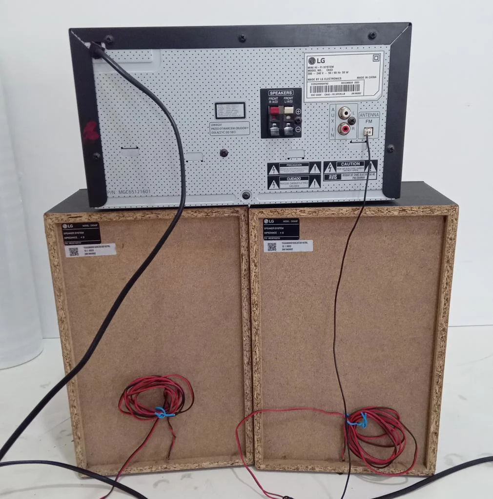 Foto 2 de Equipo De Sonido Marca Lg Con Control Modelo Ck43 Usado En Buen Estado Acc Con Dos ParlantesAntena Fm