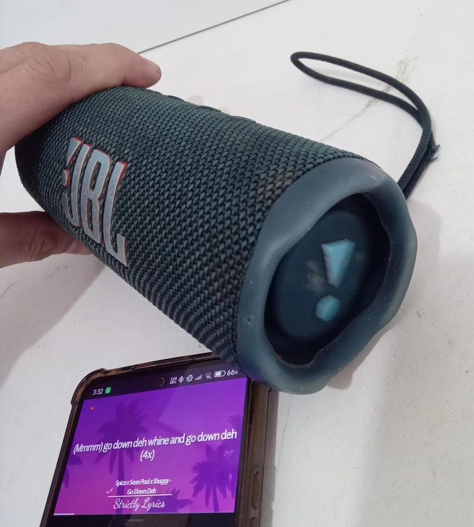 Foto 2 de Parlante Portatil Marca Jbl Modelo Flip 6 Usado En Buen Estado Con Cinta Colgante Acc No Tiene