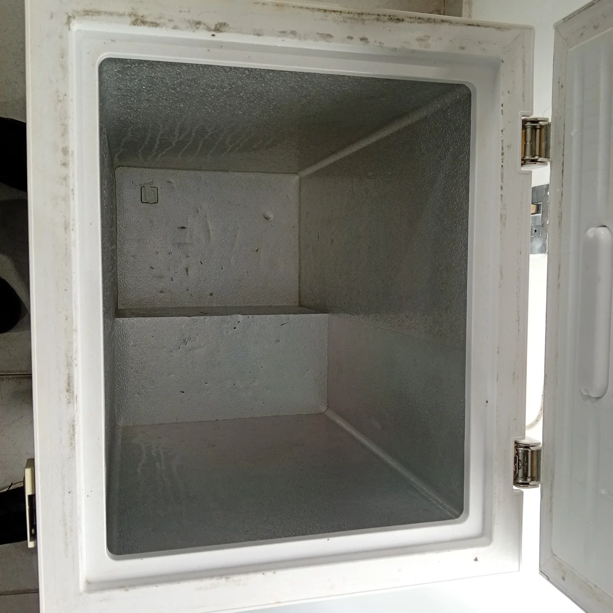 Foto 3 de Congeladora / Frezzer Marca Midas Litros 120 Modelo Md-Cm129l Usado En Buen Estado Acc Luz Interna