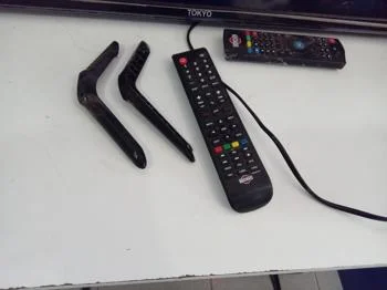 Foto 2 de Televisor Led Smart De 32 '' Marca Tokyo Modelo Tvtokh32sm Con Control Usado En Buen Estado Acc Patita Control Antena