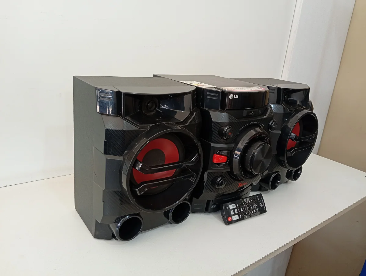 Foto 2 de Equipo De Sonido Marca Lg Con Control Modelo Cm360 Usado En Buen Estado Acc 2 Parlantes