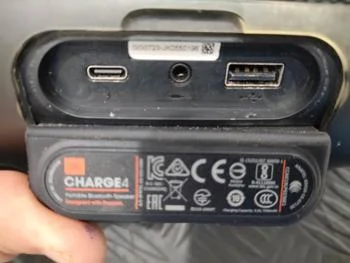 Foto 3 de Parlante Portatil Marca Jbl Modelo Charge 4 Acc Sin CargadorSin CajaBtUsbAux