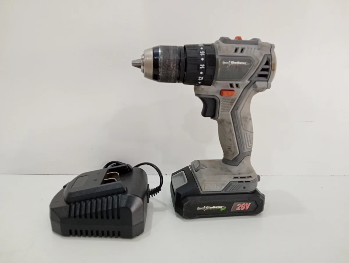 Taladro Marca Gladiator Modelo Tgp 1013/20 Acc Con Batería Y Cargador