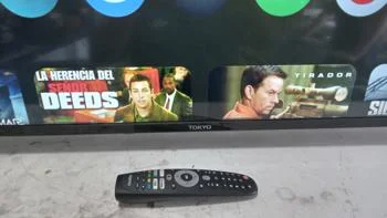Foto 2 de Televisor Led Smart De 50 '' Marca Tokyo Modelo Tvtokuf50gtv Con Control Usado En Buen Estado Acc 2 PatitasCable Power