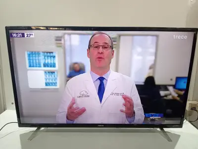 Televisor Led Smart De 40 '' Marca Tokyo Modelo Toktcled40ss Con Control Usado Con Desgaste Acc Patitas