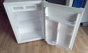 Foto 2 de Frigobar Marca Tokyo Litros 76 Modelo Hetokh9 Usado En Buen Estado Con No Tiene Acc Con 2 Parrillas Acc 2 Porta LatasTapa De Congelador