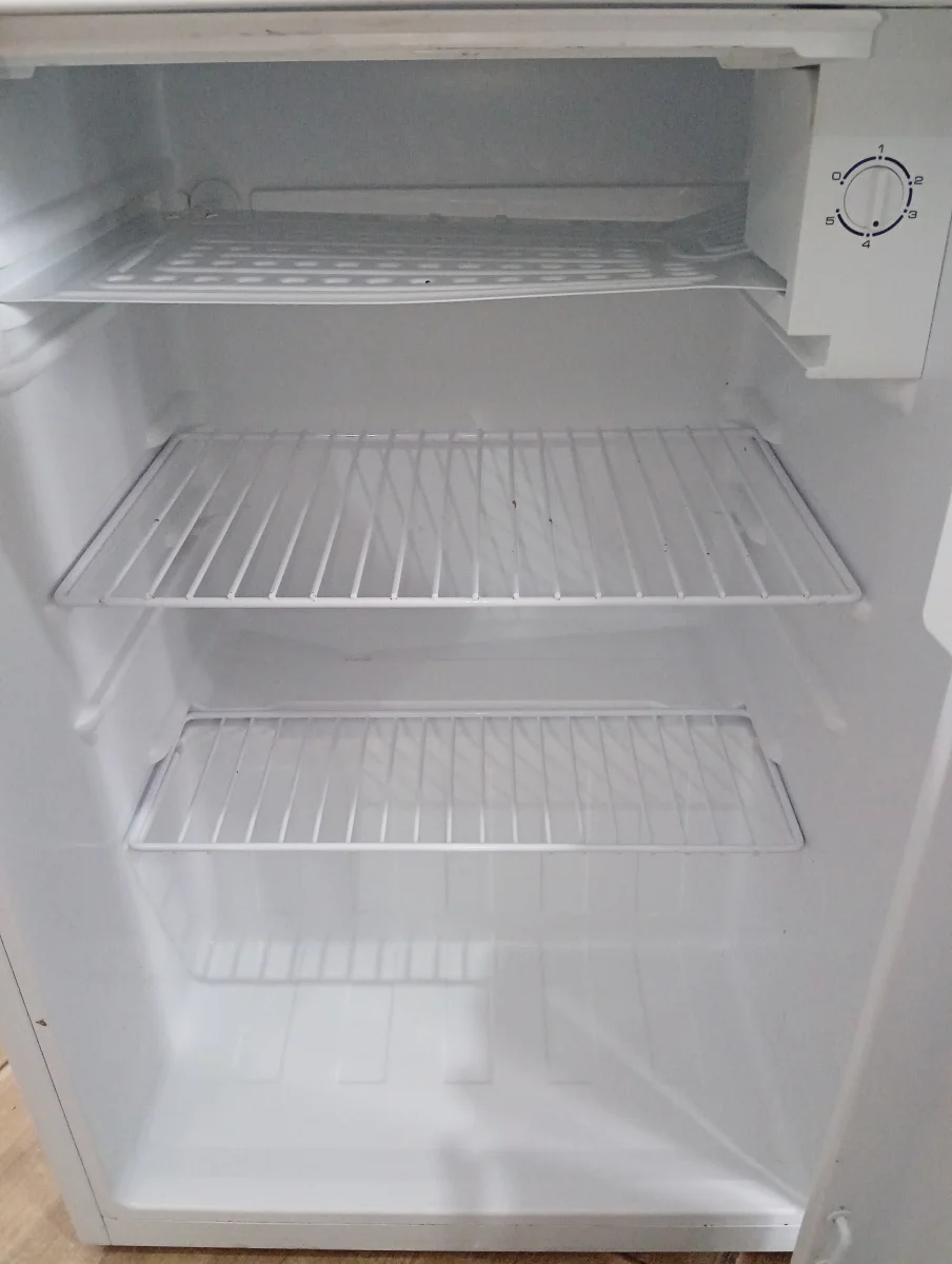 Foto 3 de Frigobar Marca Tokyo Litros 76 Modelo Hetokh9 Usado En Buen Estado Con No Tiene Acc Con 2 Parrillas Acc 2 Porta LatasTapa De Congelador