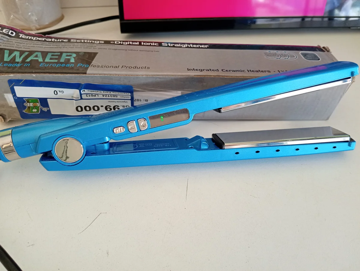 Foto 2 de Planchita Para Cabello Marca Waer. Modelo S/M Usado En Buen Estado Acc No Tiene