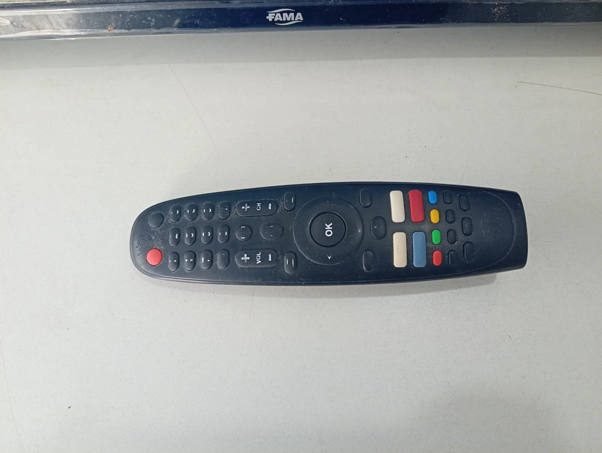 Foto 2 de Televisor Led Smart De 32 '' Marca Fama Modelo Tvf-32el1smart Con Control Usado En Buen Estado Acc Una PataEn Caja Estropeada