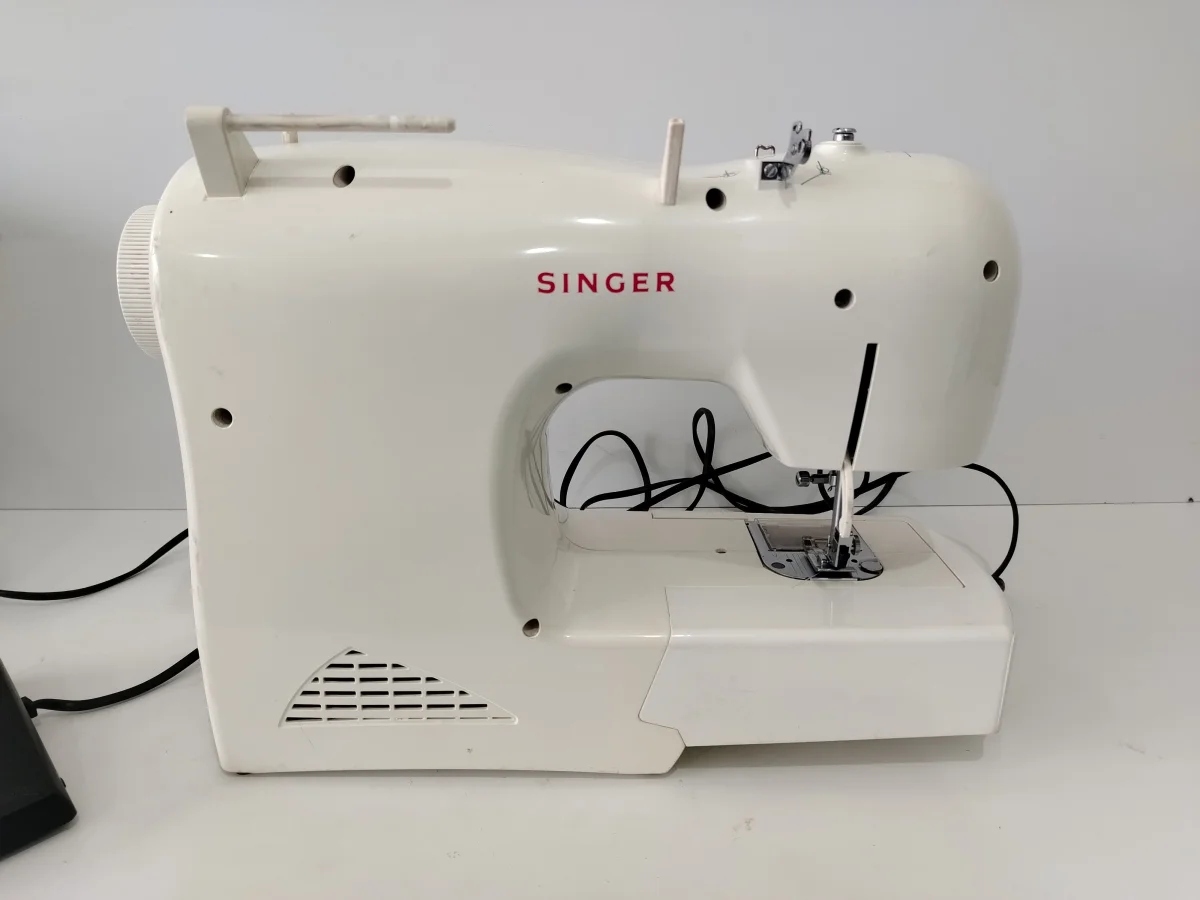 Foto 3 de Maquina De Coser Familiar Marca Singer Modelo Fashion Usado En Buen Estado Acc 1 Aguja1 BobinaPedal C/ Cable Cte