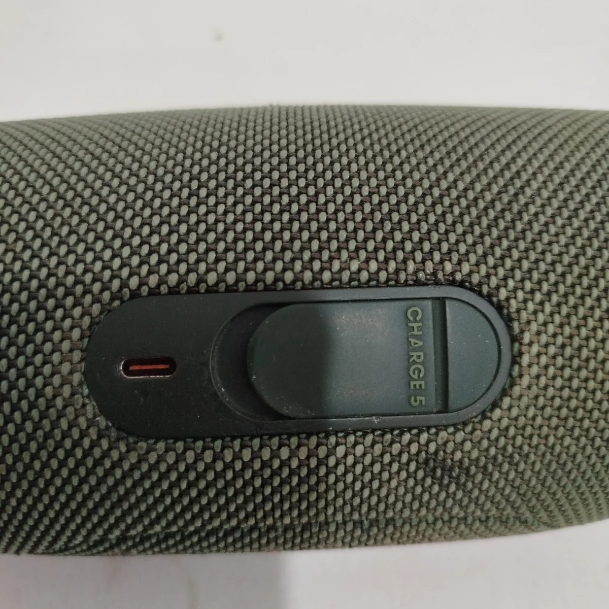 Foto 3 de Parlante Portatil Marca Jbl Modelo Chargue 5 Usado En Buen Estado Con No Tiene Acc No Tiene