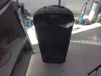 Foto 3 de Caja De Sonido Amplificada Marca Tokyo Modelo Elparty8000 Sin Control Usado Con Desgaste Acc Cargador Y Micrófono