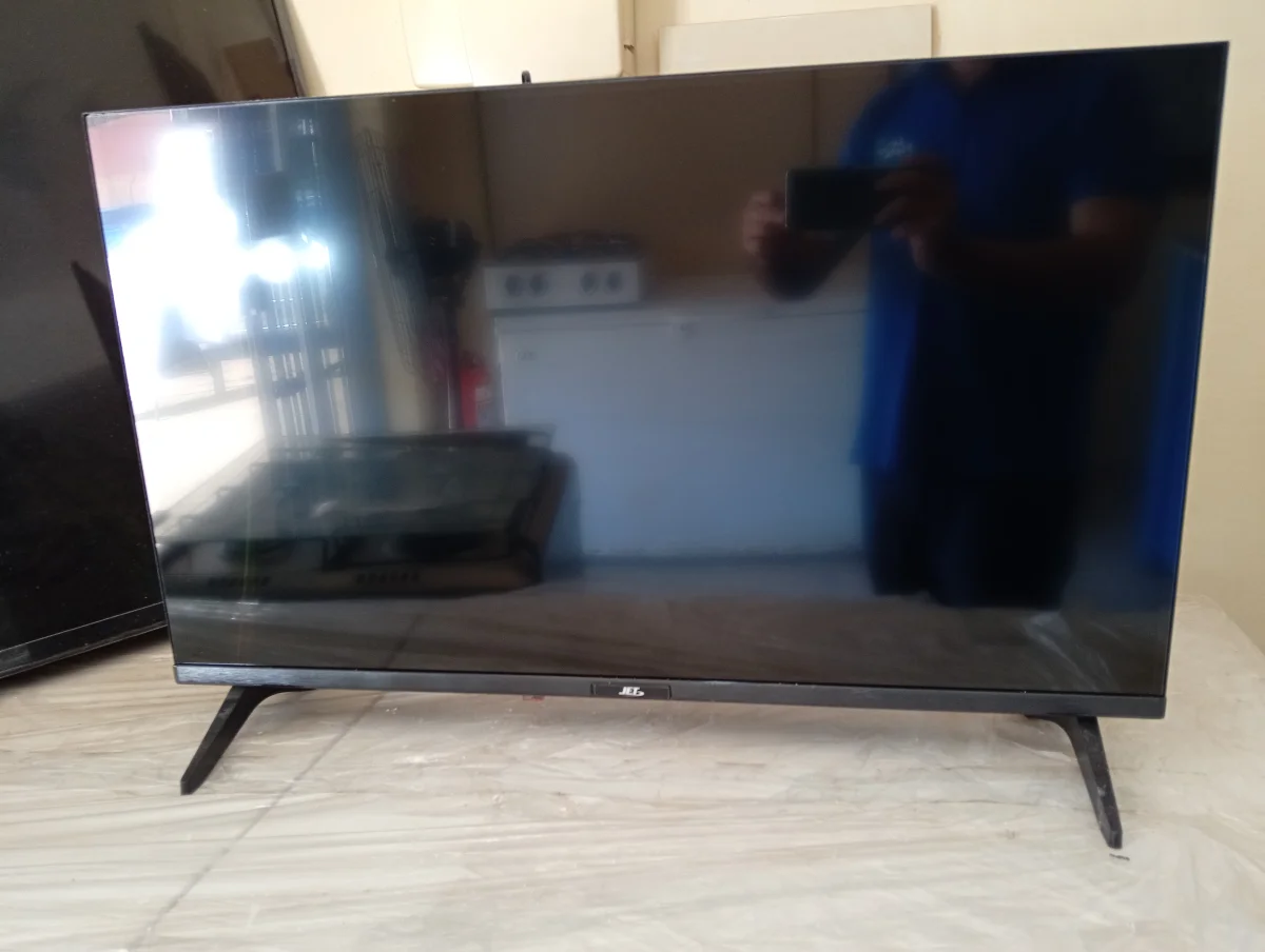Foto 3 de Televisor Led Smart De 32 '' Marca Jet Modelo Je32-Hdsm Con Control Usado En Buen Estado Acc Patitas