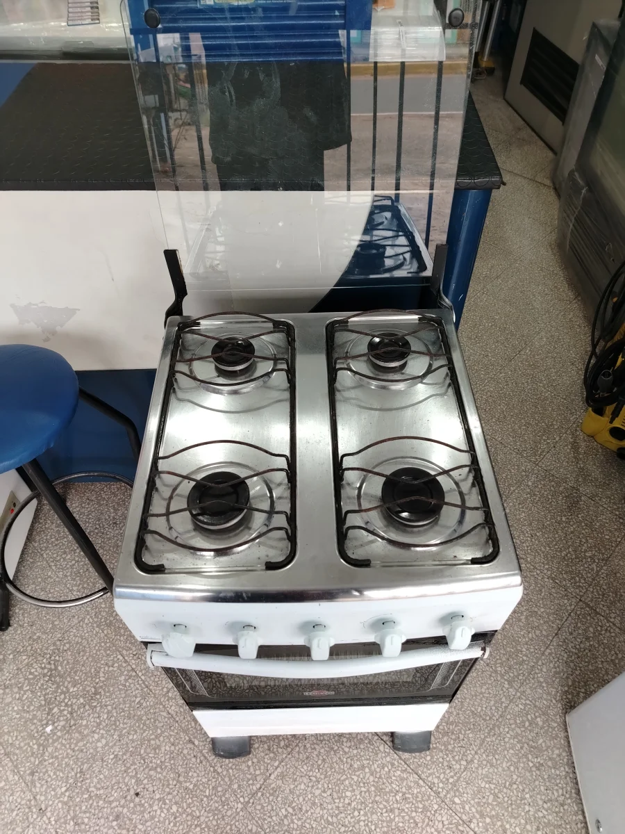 Foto 2 de Cocina A Gas Marca Tokyo Modelo Dallas Usado En Buen Estado Acc 4 HornallasTapa De Vidrio