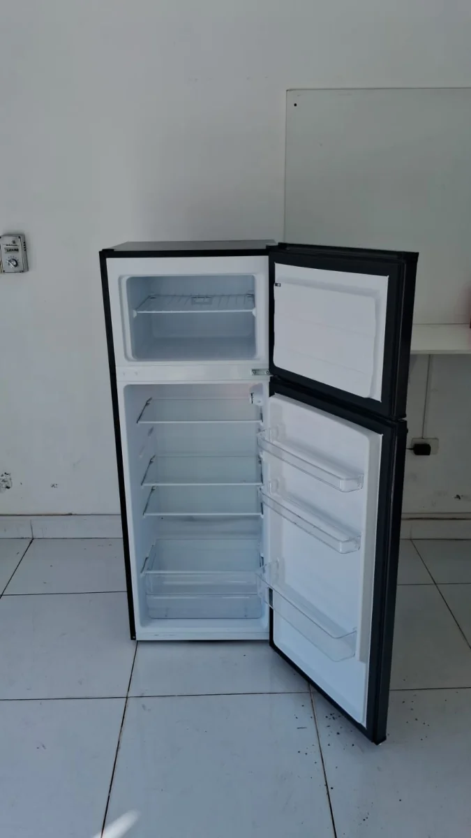 Foto 2 de Heladera Marca Midea Modelo Mdrt294fgg28 Usado En Buen Estado Litros 300 Acc 2 Puertas3 Divisorias De CristalVerdulera3 Porta Envaes Por La Puerta1 Parrilla En El CongeladorLuz Interna