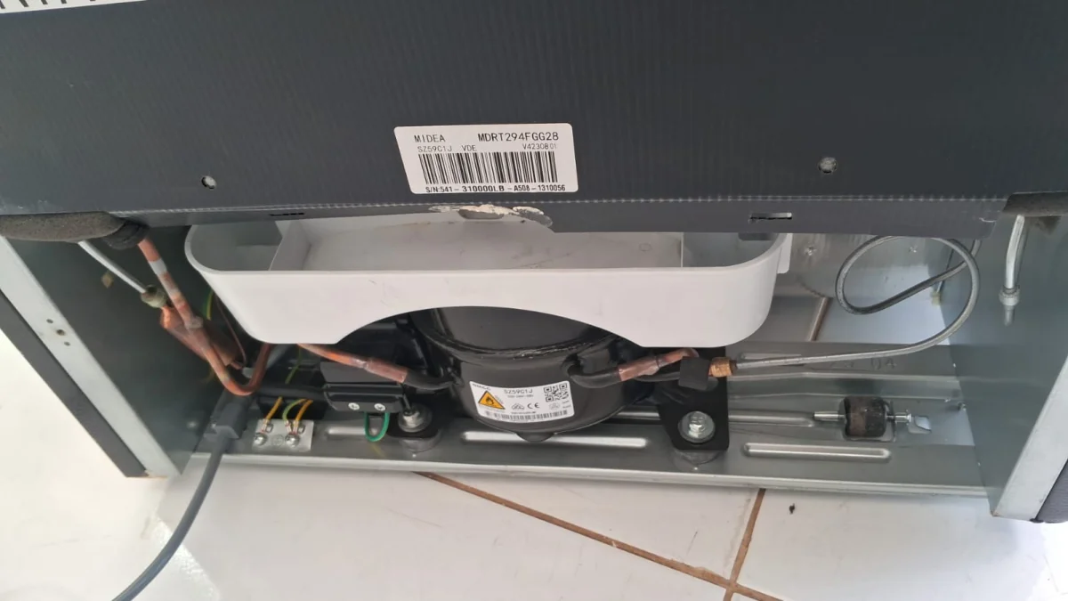 Foto 4 de Heladera Marca Midea Modelo Mdrt294fgg28 Usado En Buen Estado Litros 300 Acc 2 Puertas3 Divisorias De CristalVerdulera3 Porta Envaes Por La Puerta1 Parrilla En El CongeladorLuz Interna