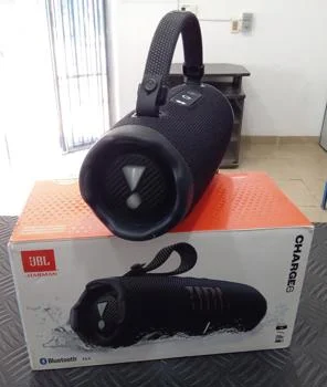 Foto 2 de Speaker Potencia Watts No Tiene Marca Jbl Sin Control Modelo Charge6 Usado En Buen Estado Con Caja Acc Cinta Colgante