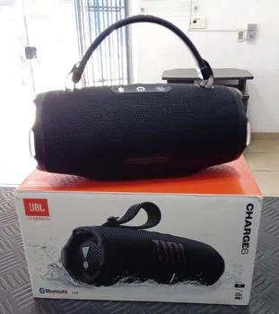 Foto 3 de Speaker Potencia Watts No Tiene Marca Jbl Sin Control Modelo Charge6 Usado En Buen Estado Con Caja Acc Cinta Colgante