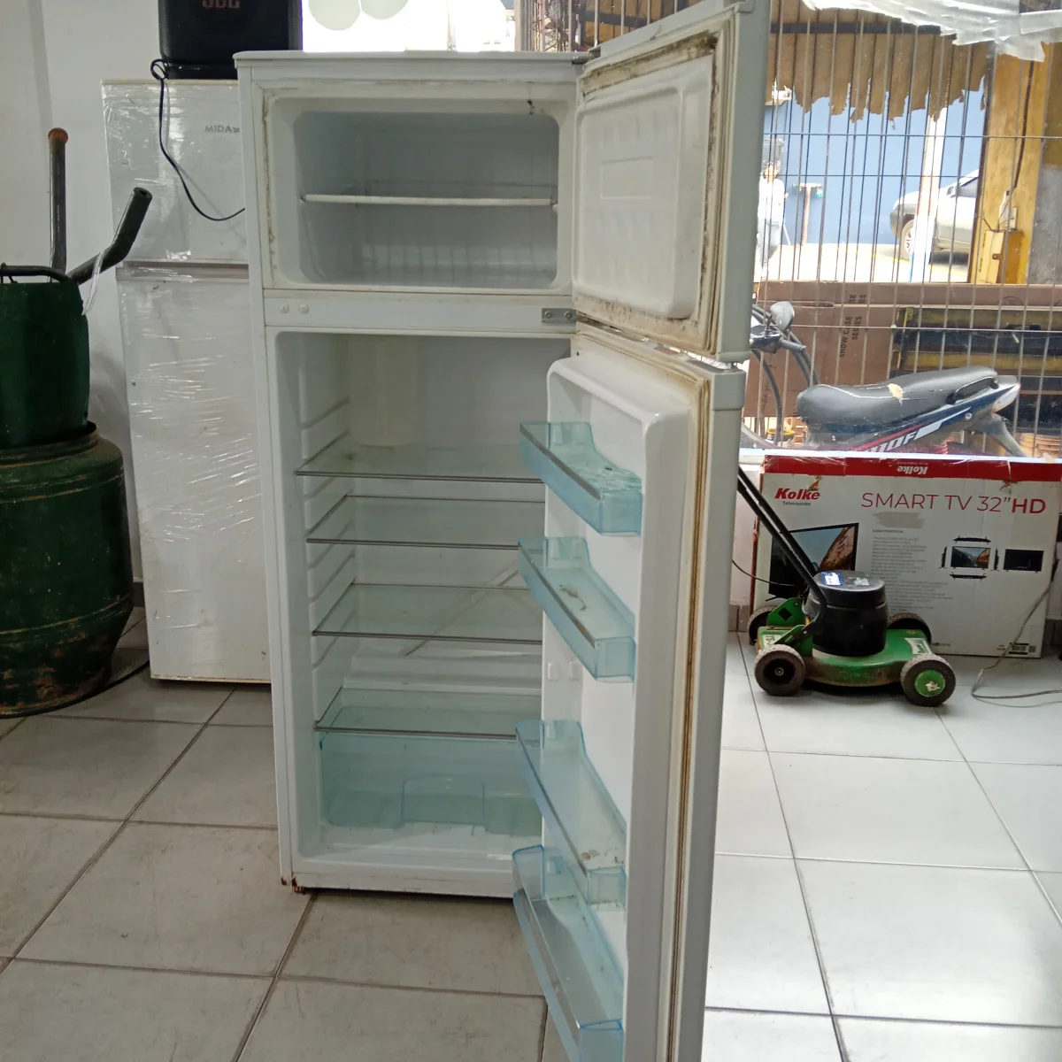 Foto 2 de Heladera Marca Tokyo Modelo Tok282p Usado En Buen Estado Litros 300 Acc 1º Puerta Nevera Con Parrilla 2 º Puerta 3 Bandejas De Vidrio 1 Verdulera Luz Interna Porta Vasos Huevera