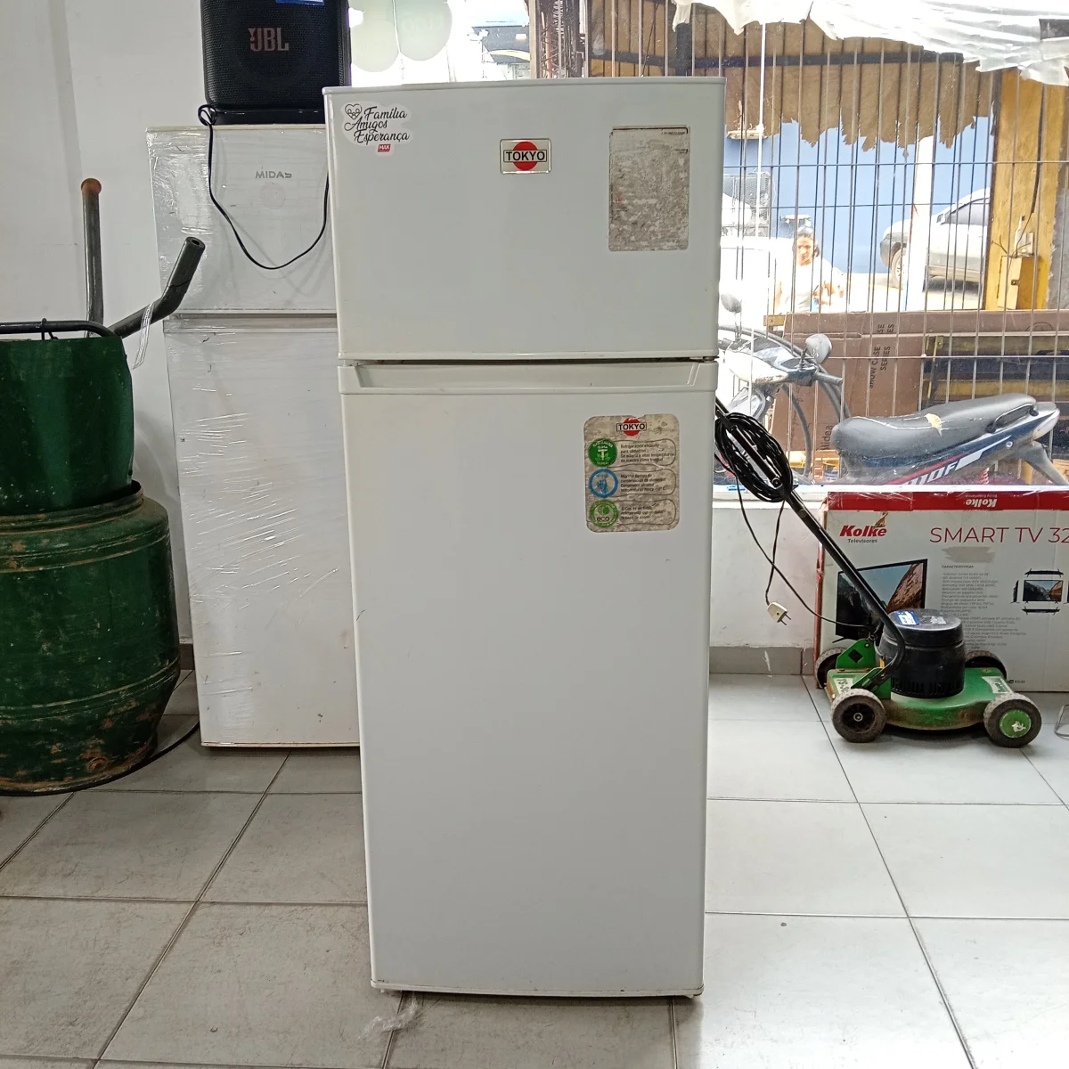 Foto 3 de Heladera Marca Tokyo Modelo Tok282p Usado En Buen Estado Litros 300 Acc 1º Puerta Nevera Con Parrilla 2 º Puerta 3 Bandejas De Vidrio 1 Verdulera Luz Interna Porta Vasos Huevera