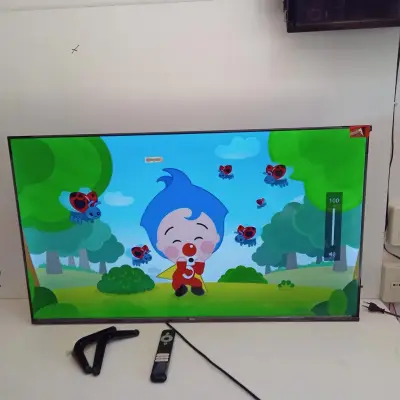 Televisor Led Smart De 43 '' Marca Tcl Modelo 43s5400a Con Control Usado En Buen Estado Acc 2 PatitasCaja