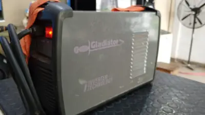 Soldador Marca Gladiator Modelo Ie6200/7/22 Nro Usado En Buen Estado Acc 1 Cable Positivo 1 Cable Negativo