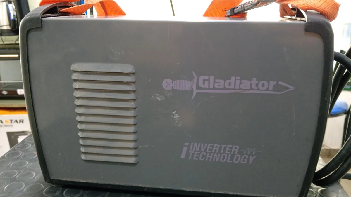 Foto 2 de Soldador Marca Gladiator Modelo Ie6200/7/22 Nro Usado En Buen Estado Acc 1 Cable Positivo 1 Cable Negativo