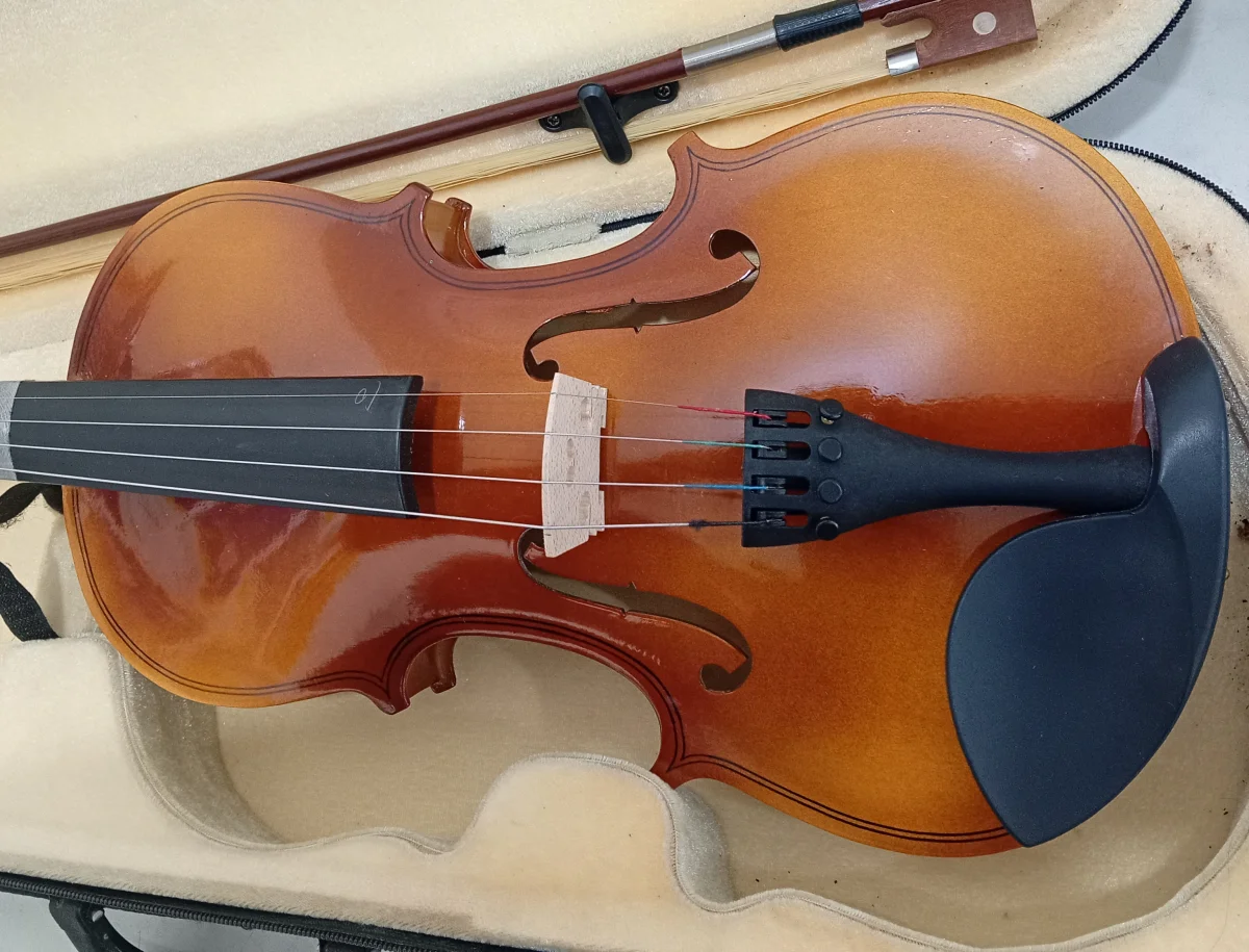 Foto 2 de Violin Marca No Tiene Modelo No Tiene Usado En Buen Estado Acc 4 Cuerdas Con Un Arco