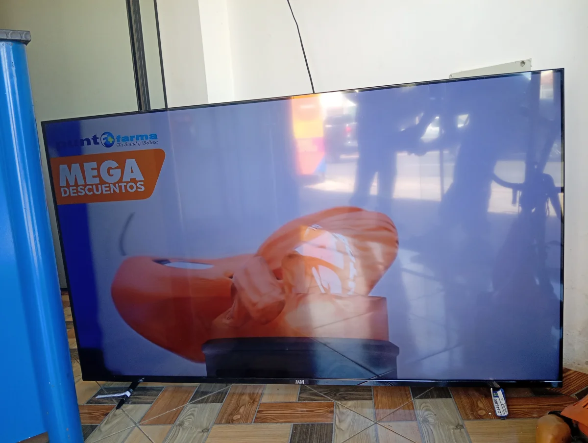Televisor Led Smart De 65 '' Marca Jam Modelo Ultraslim-65fsc Con Control Usado En Buen Estado Acc 2 Patitas
