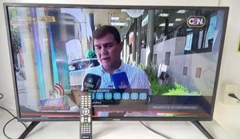 Foto 2 de Televisor Led Smart De 40 '' Marca Consumer Modelo Cmr-Led40 Con Control Usado En Buen Estado Acc Patitas
