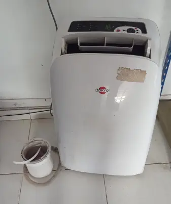 Aire Acondicionado Tipo Portatil Marca Tokyo Modelo Aatokport21-12chr1 Potencia Btu 12.000 Con Control Usado En Buen Estado Acc Con RuedasCaño Corrugado