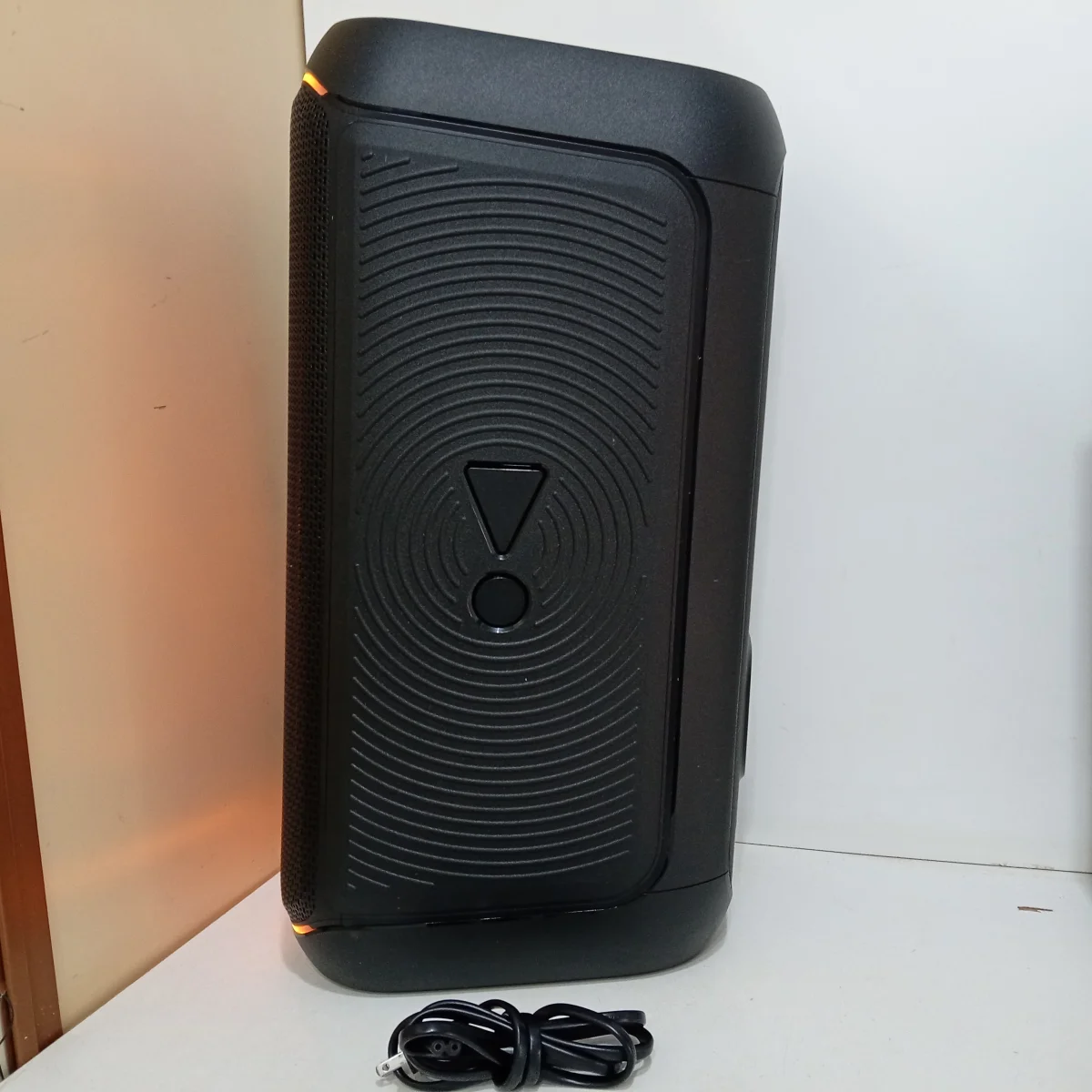 Foto 2 de Caja De Sonido Amplificada Marca Jbl Modelo Partybox Club 120 Sin Control Usado En Buen Estado Acc Cable Cte