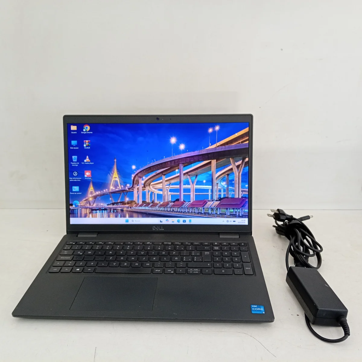 Notebook Marca Dell Modelo Latitude 3520 Procesador Core I5 Memoria Ram 8 Gb Disco Duro 250 Gb Generacion 11 Acc Teclado NumericoCargador