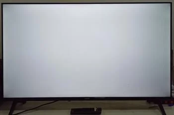 Foto 2 de Televisor Led Smart De 43 '' Marca Tokyo Modelo Tvtokff43wb Con Control Usado En Buen Estado Acc Par De PatitasCable Power