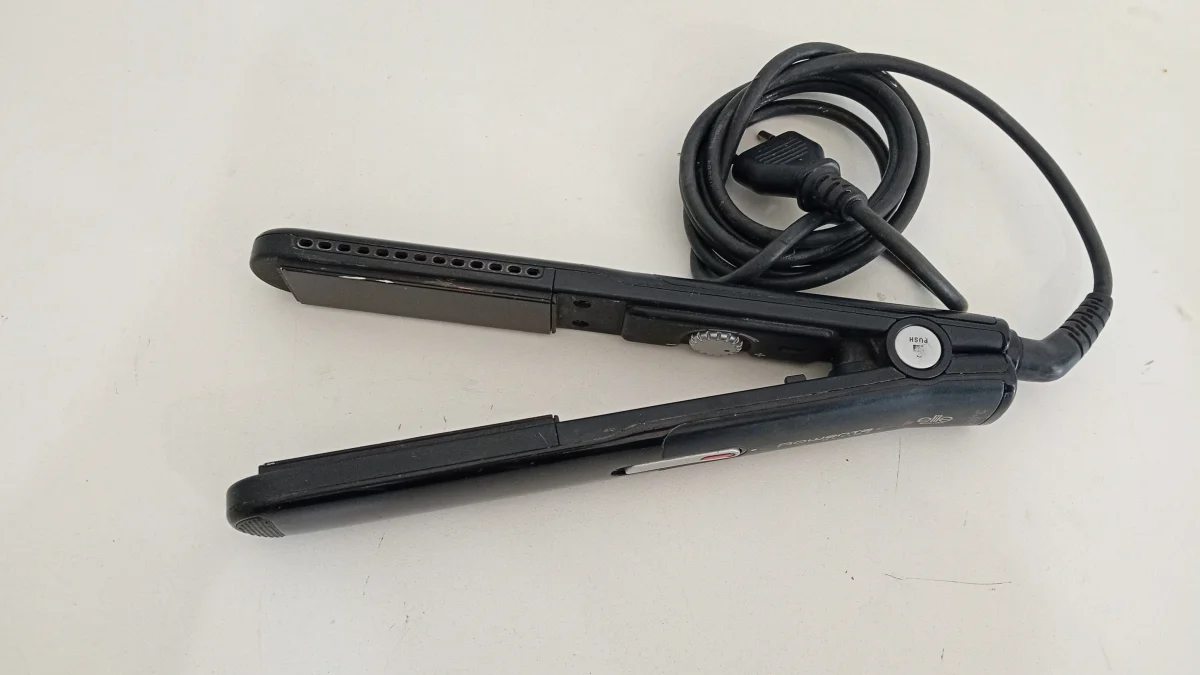 Foto 2 de Planchita Para Cabello Marca Rowenta Modelo Cf7132 Usado Con Desgaste Acc No Tiene