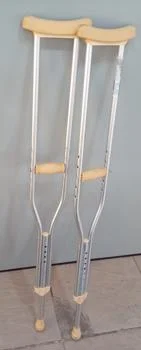 Foto 2 de Par De Muletas Marca No Tiene Modelo No Tiene Color Gris Acc No Tiene