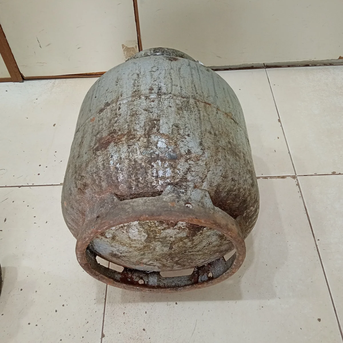 Foto 3 de Garrafa Cap 13 Kg. Marca Copasa Gas Usado En Buen Estado Color Gris Acc Boquilla