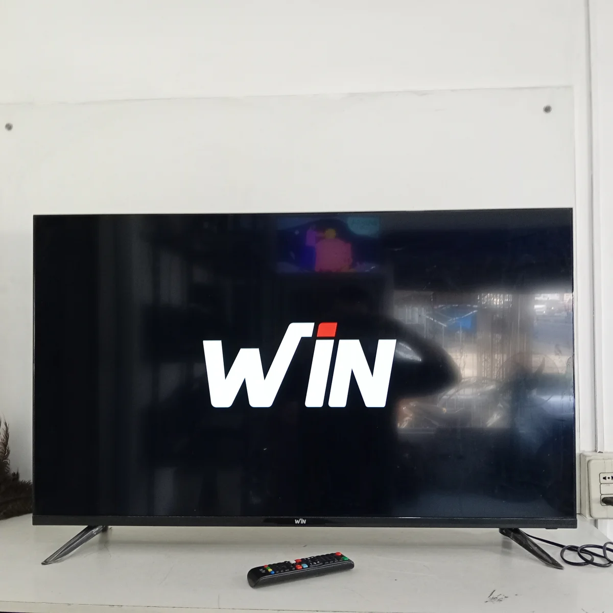 Foto 3 de Televisor Led Smart De 43 '' Marca Win Modelo Win43fs Con Control Usado En Buen Estado Acc Con 2 Patitas De Pedestal Cable Power Fijo