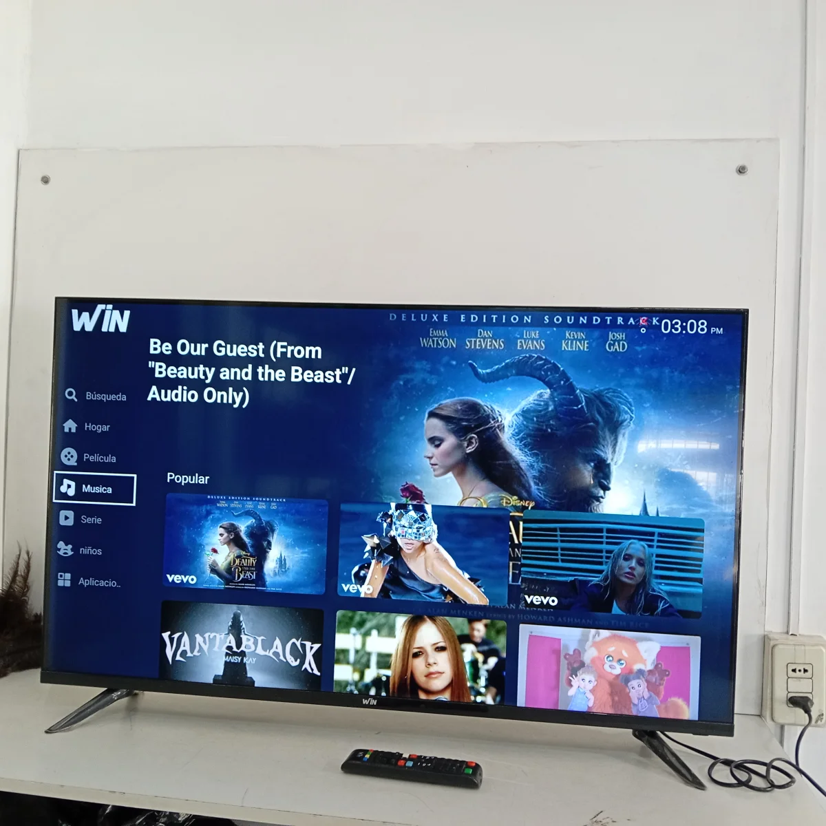 Foto 2 de Televisor Led Smart De 43 '' Marca Win Modelo Win43fs Con Control Usado En Buen Estado Acc Con 2 Patitas De Pedestal Cable Power Fijo