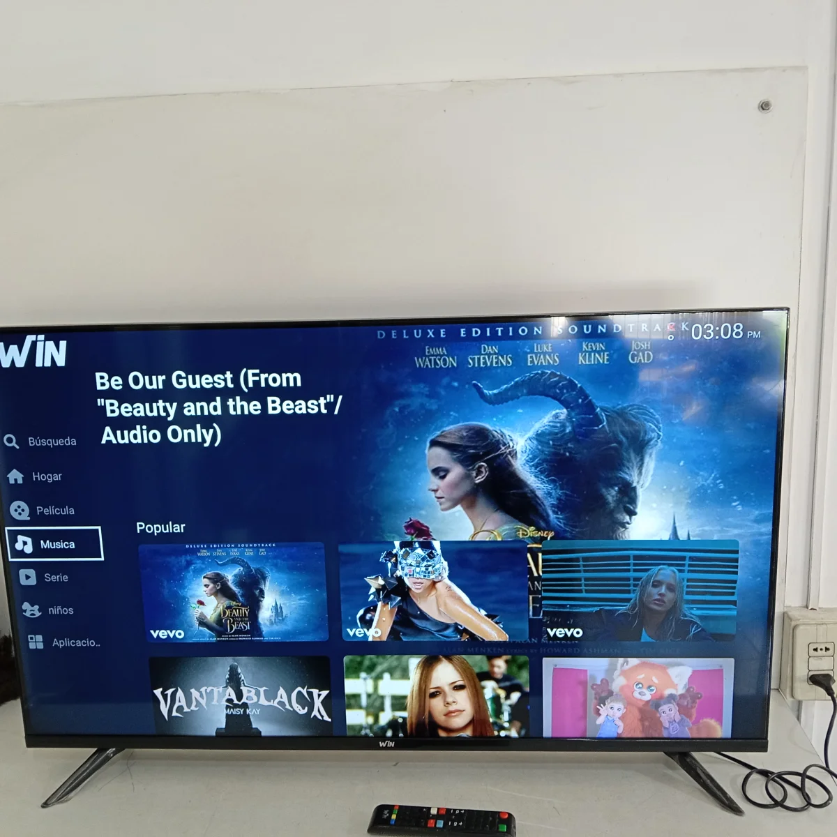 Televisor Led Smart De 43 '' Marca Win Modelo Win43fs Con Control Usado En Buen Estado Acc Con 2 Patitas De Pedestal Cable Power Fijo
