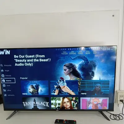 Televisor Led Smart De 43 '' Marca Win Modelo Win43fs Con Control Usado En Buen Estado Acc Con 2 Patitas De Pedestal Cable Power Fijo