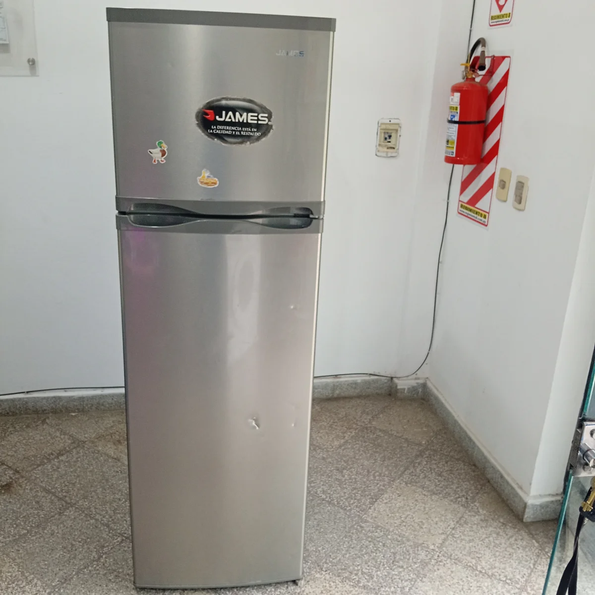 Heladera Marca James Modelo Htef-996 Usado En Buen Estado Litros 370 Acc Verdulera 4 Porta Vasos