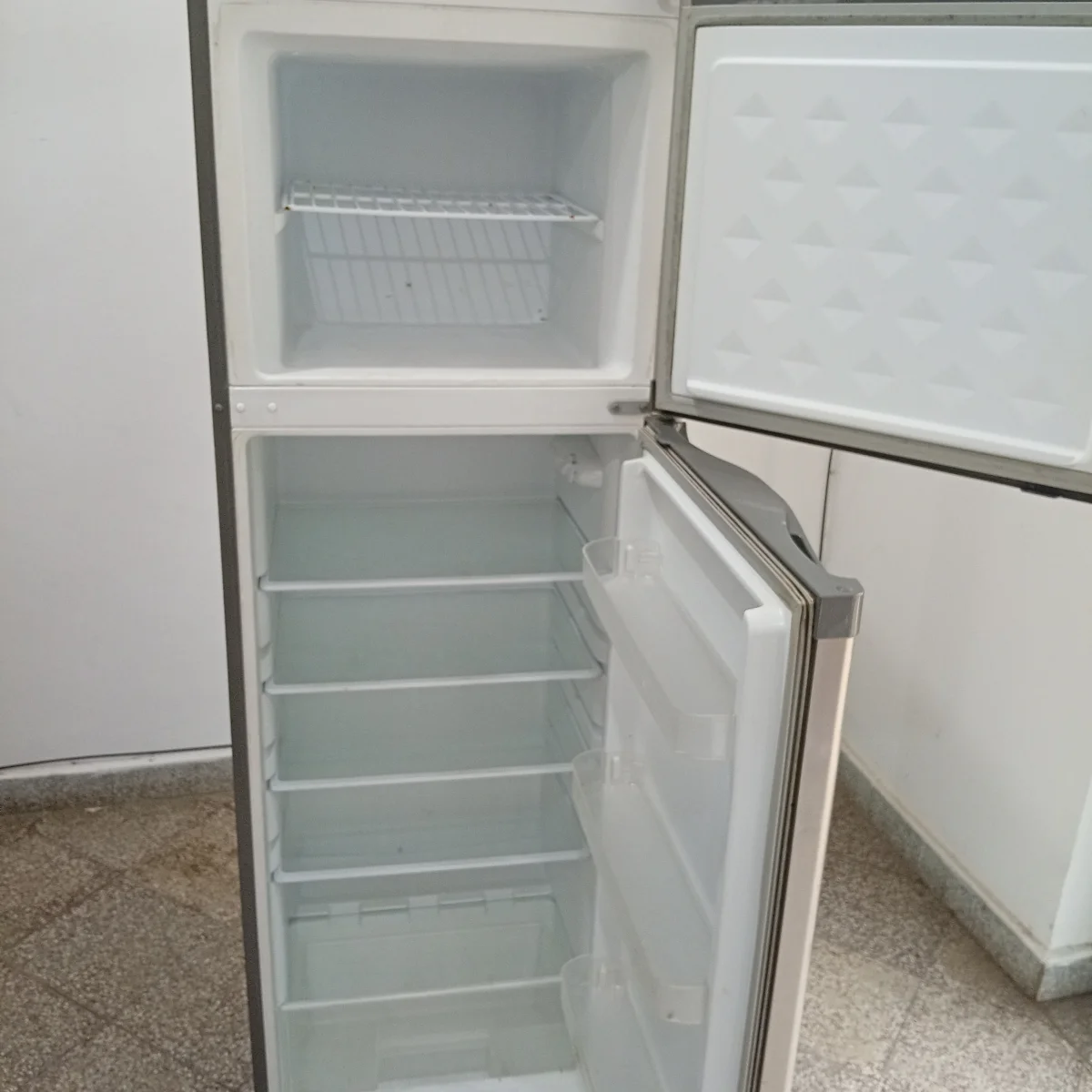Foto 2 de Heladera Marca James Modelo Htef-996 Usado En Buen Estado Litros 370 Acc Verdulera 4 Porta Vasos