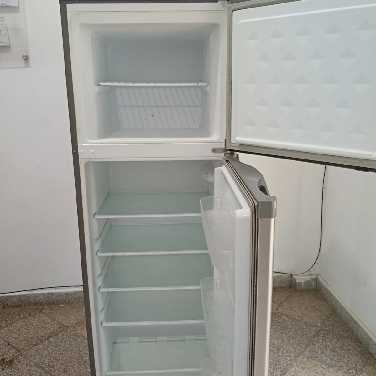 Foto 3 de Heladera Marca James Modelo Htef-996 Usado En Buen Estado Litros 370 Acc Verdulera 4 Porta Vasos