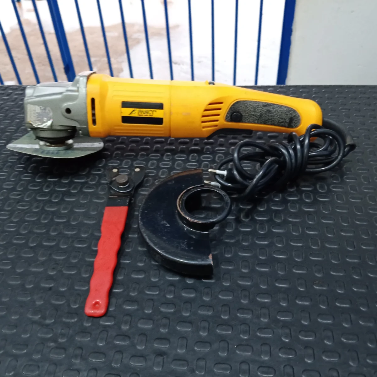 Foto 2 de Pulidora Marca Fascy Modelo Fa3505 Tamaño Mediano Usado En Buen Estado Acc DiscoProtectorLlave